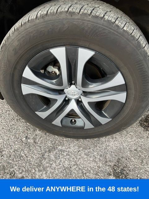 Used 2017 Toyota RAV4 LE FWD image 6