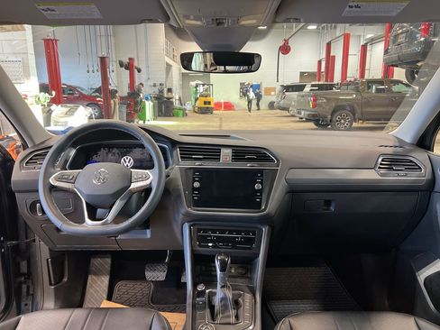 Used 2022 Volkswagen Tiguan SE image 19