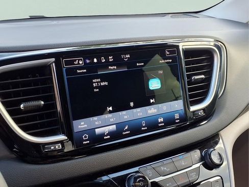 Used 2024 Chrysler Pacifica Touring-L FWD image 4