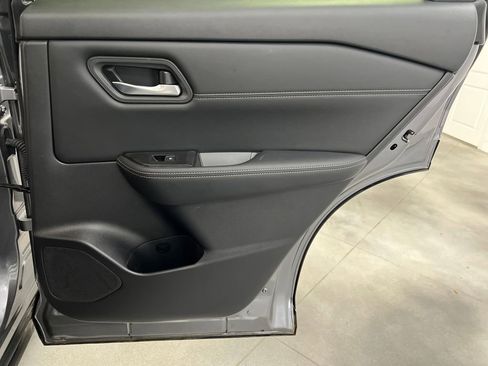 Used 2025 Nissan Rogue SL FWD image 19
