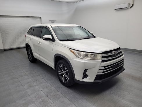 Used 2018 Toyota Highlander LE FWD image 13