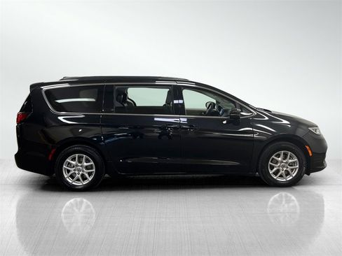 Used 2022 Chrysler Pacifica Touring-L image 4