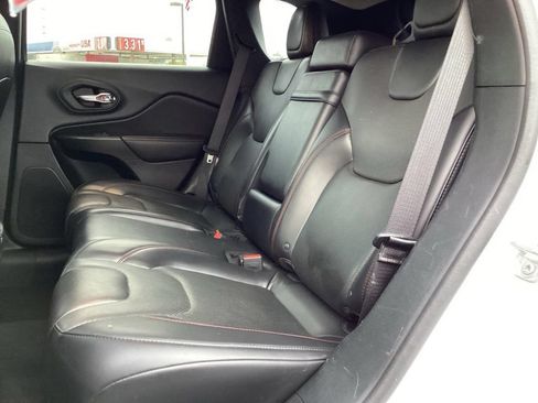 Used 2019 Jeep Cherokee Trailhawk AWD/4WD image 16