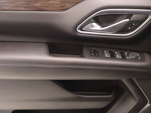Used 2023 Chevrolet Suburban LT w/ Luxury Package image 18