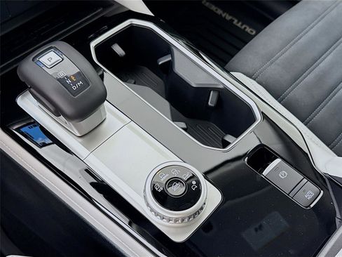 New 2025 Mitsubishi Outlander SE image 16