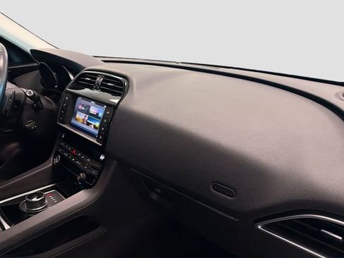 Used 2017 Jaguar F-PACE Premium image 28