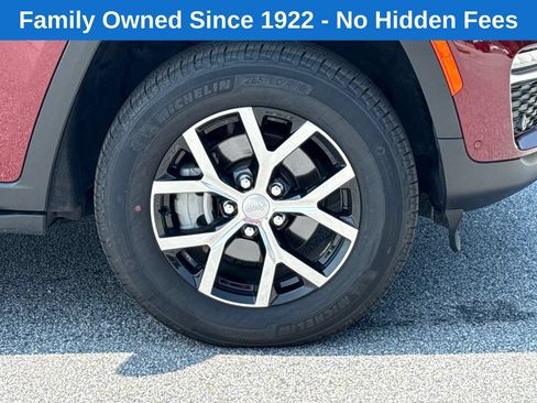 Used 2025 Jeep Grand Cherokee Limited w/ Luxury Tech Group II AWD/4WD image 12