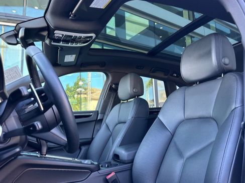 Used 2025 Porsche Macan AWD image 5