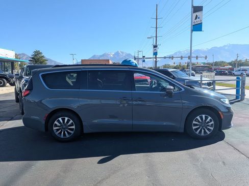 Used 2021 Chrysler Pacifica Touring image 2