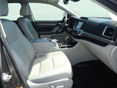 Used 2018 Toyota Highlander Limited Platinum AWD/4WD image 27