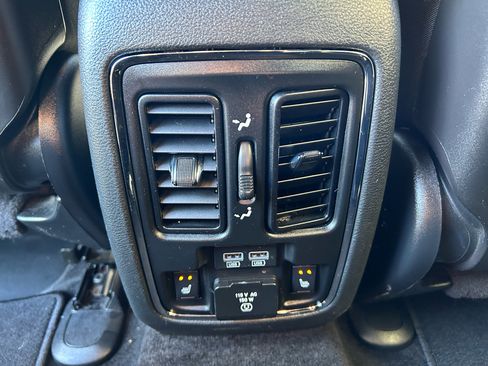 Used 2018 Jeep Grand Cherokee Limited image 22