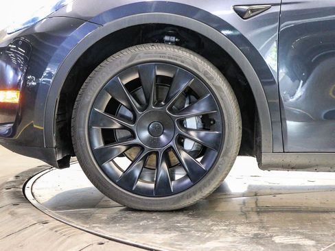 Used 2024 Tesla Model Y Long Range AWD/4WD image 9