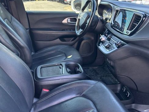 Used 2021 Chrysler Pacifica Touring-L w/ Premium & Safety Sphere Group FWD image 10