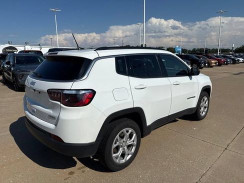 Used 2024 Jeep Compass Latitude AWD/4WD image 3