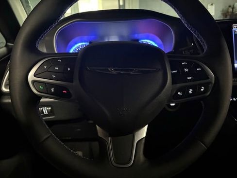 Used 2025 Chrysler Pacifica Select image 8