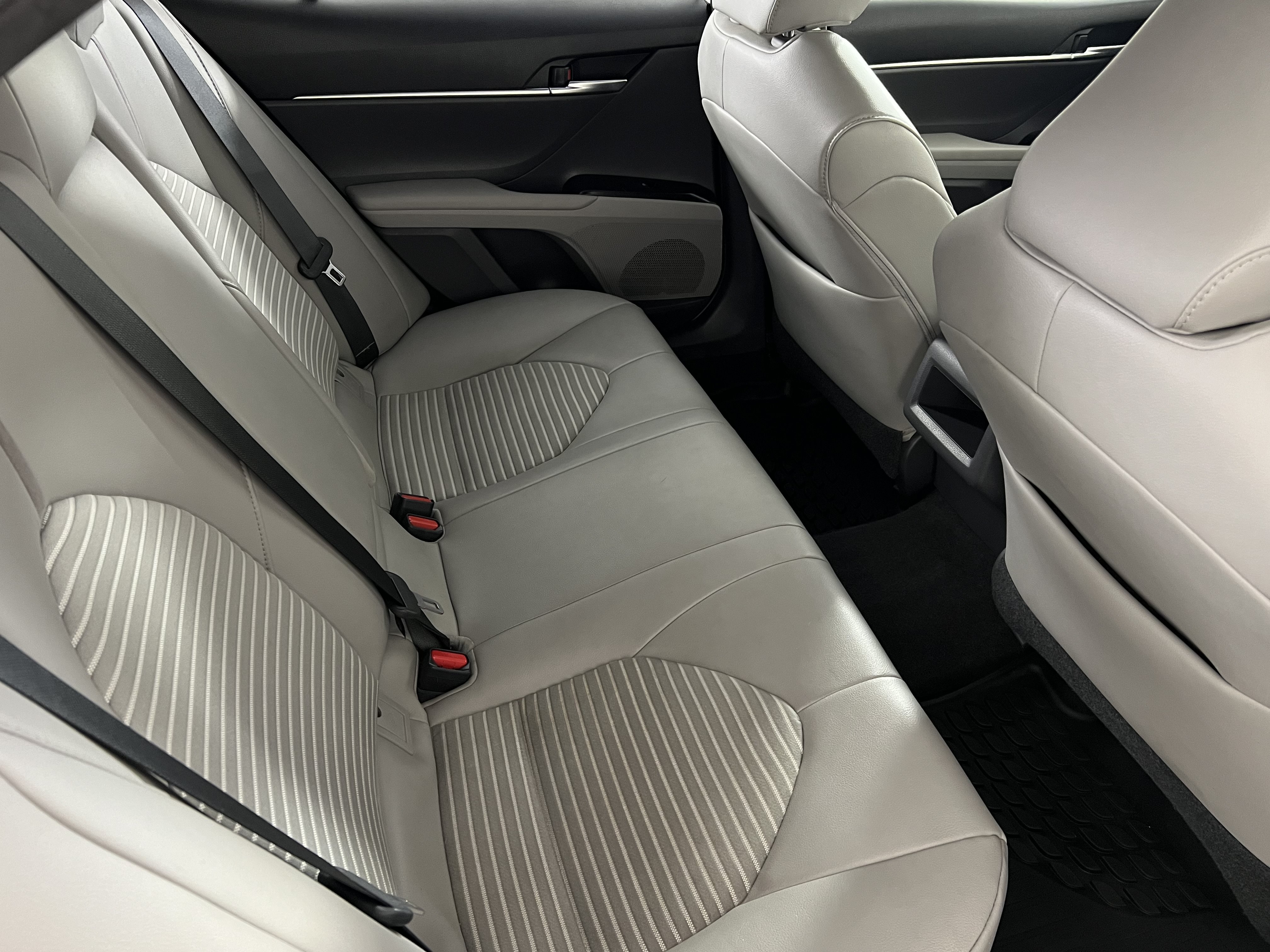 Used 2019 Toyota Camry SE FWD image 23