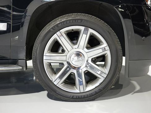 Used 2018 Cadillac Escalade Luxury AWD/4WD image 11
