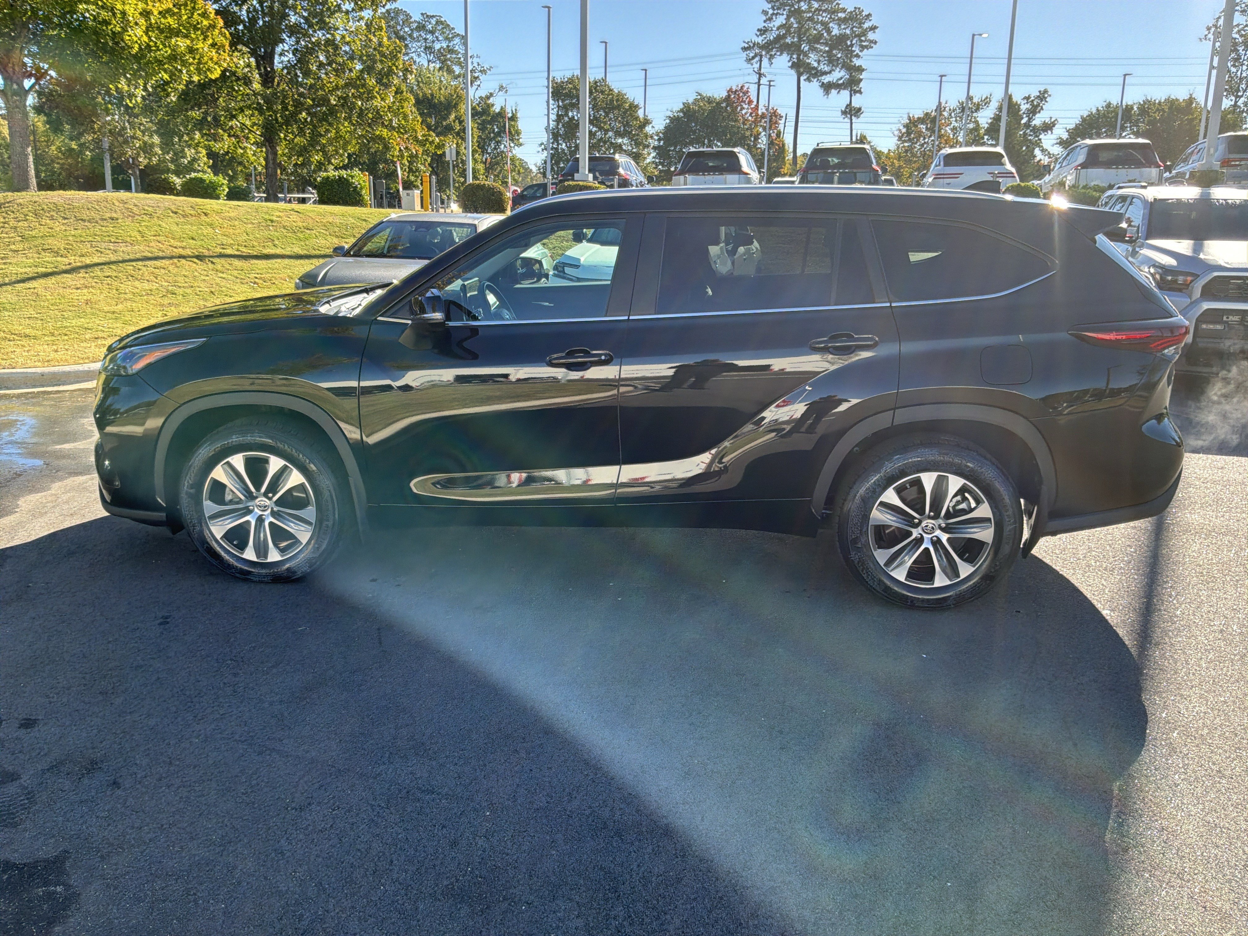 Used 2024 Toyota Highlander XLE AWD/4WD image 7