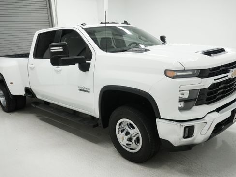 Used 2024 Chevrolet Silverado 3500 LT w/ Texas Edition AWD/4WD image 3