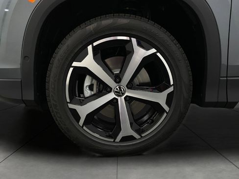 New 2025 Volkswagen Tiguan SE image 12