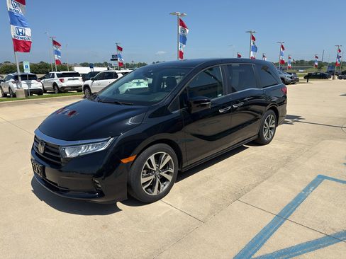Used 2023 Honda Odyssey Touring image 1