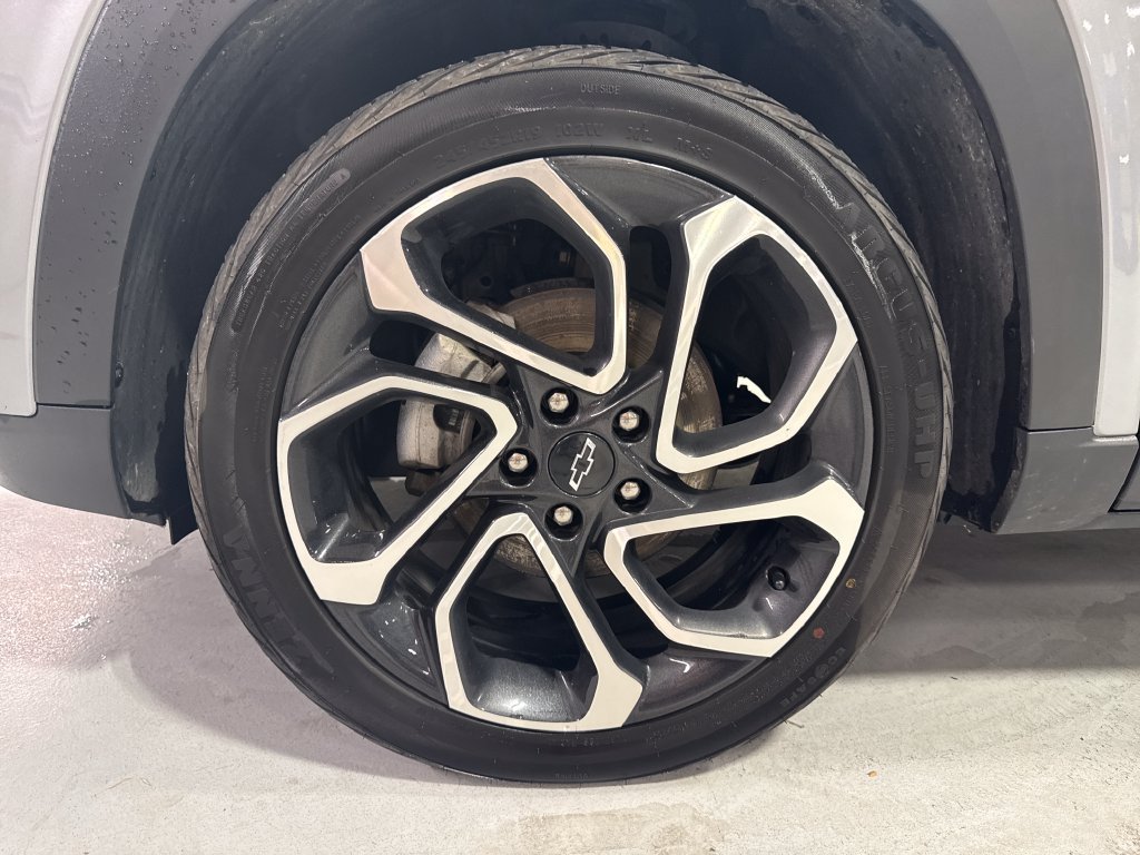 Used 2025 Chevrolet Trax RS w/ Sunroof Package FWD image 46
