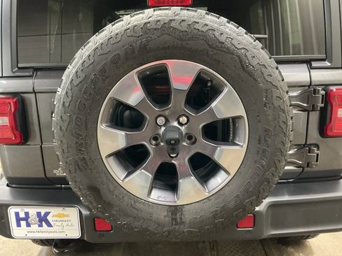 Used 2018 Jeep Wrangler Unlimited Sahara w/ Dual Top Group image 33