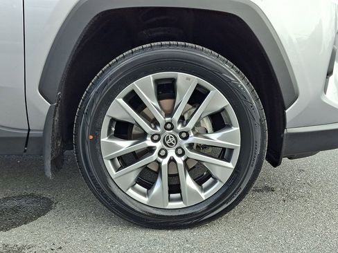 Certified 2022 Toyota RAV4 XLE Premium AWD/4WD image 9