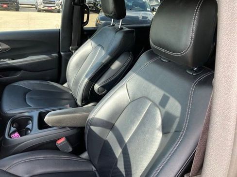 Used 2025 Chrysler Pacifica Select FWD image 13