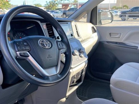 Used 2016 Toyota Sienna L FWD image 10