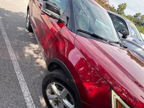 Used 2018 Ford Explorer XLT w/ Equipment Group 202A FWD image 2