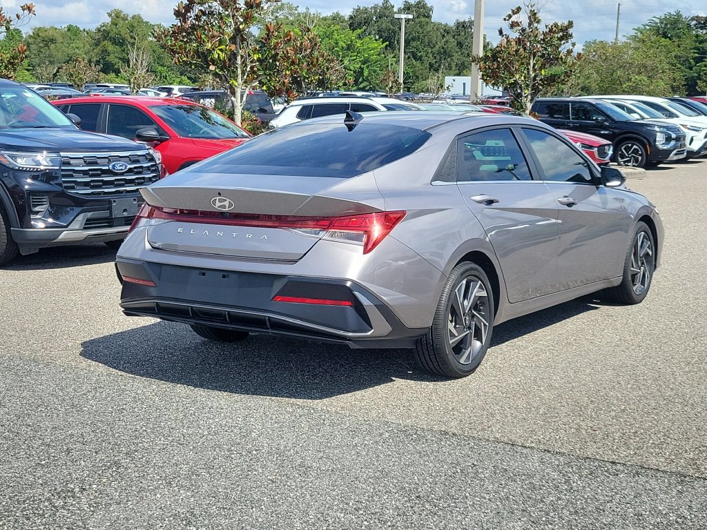 Used 2024 Hyundai Elantra SEL w/ Convenience Package FWD image 3