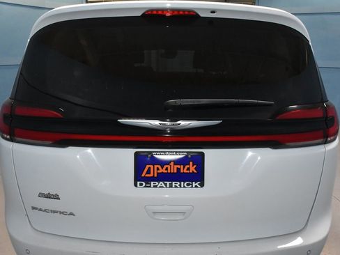 Used 2024 Chrysler Pacifica Touring-L image 27