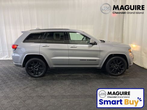 Used 2019 Jeep Grand Cherokee Altitude AWD/4WD image 3