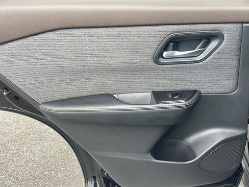Used 2023 Nissan Rogue SV FWD image 30