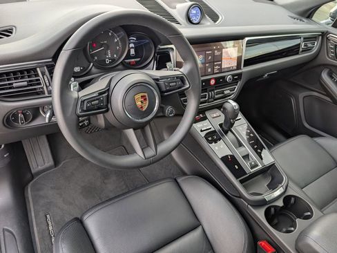 Certified 2025 Porsche Macan AWD/4WD image 5