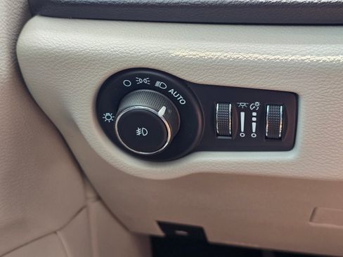 Used 2021 Chrysler Pacifica Touring-L FWD image 21