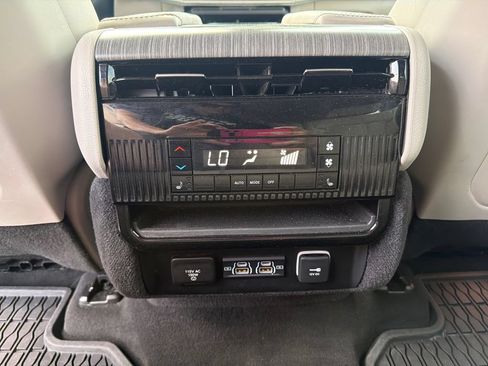 Used 2024 Jeep Wagoneer L Series II w/ Flexible Seating Group AWD/4WD image 19
