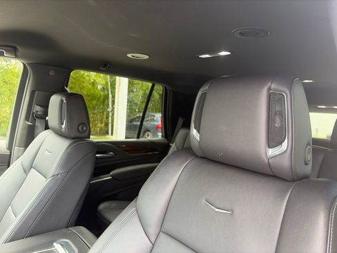 Used 2024 Cadillac Escalade Luxury AWD/4WD image 10