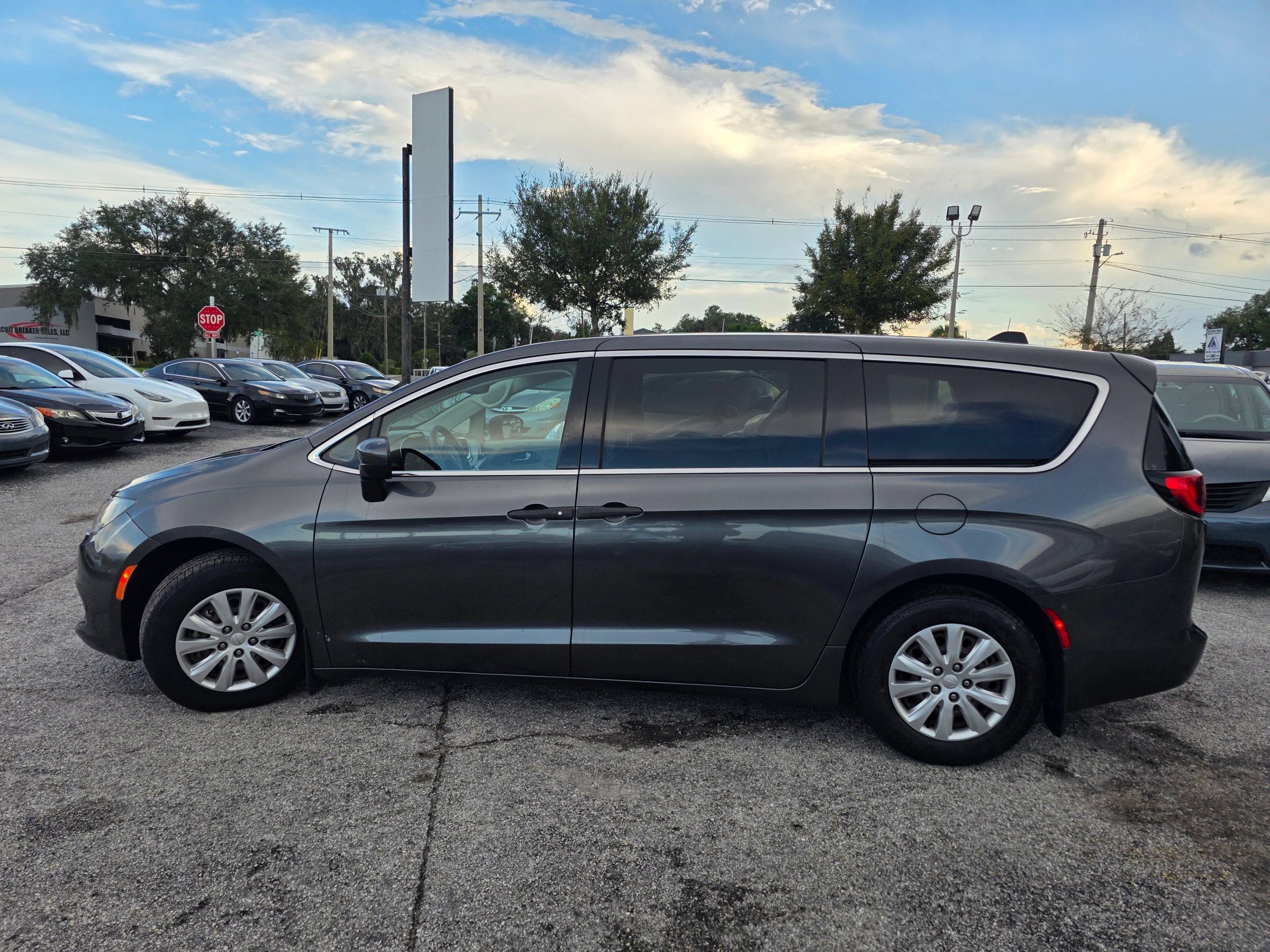 Used 2021 Chrysler Voyager L FWD image 4