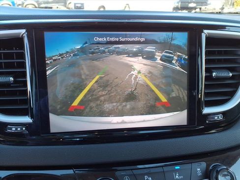 Used 2024 Chrysler Pacifica Touring-L image 18