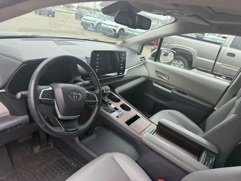 Used 2022 Toyota Sienna XSE image 11