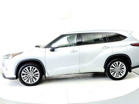 Used 2024 Toyota Highlander Platinum AWD/4WD image 3