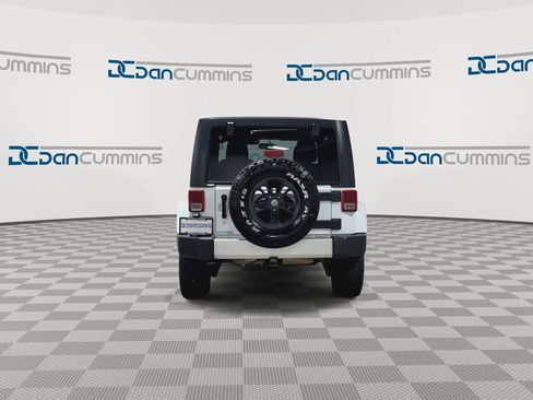 Used 2018 Jeep Wrangler Unlimited Sahara AWD/4WD image 7