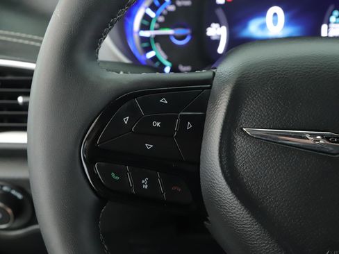 Used 2022 Chrysler Pacifica Touring-L w/ S Appearance Package image 9