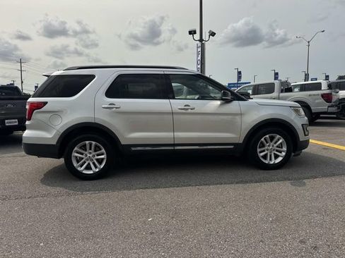 Used 2016 Ford Explorer XLT w/ Equipment Group 202A FWD image 4