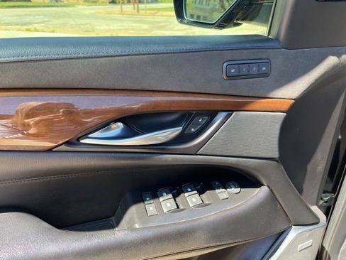 Used 2020 Cadillac Escalade Luxury image 15