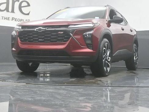 Used 2025 Chevrolet Trax RS FWD image 4