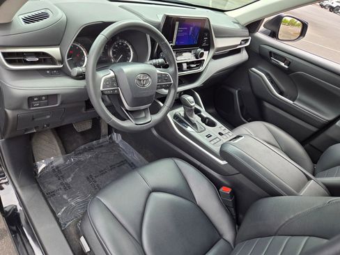 Used 2024 Toyota Highlander XLE AWD/4WD image 17