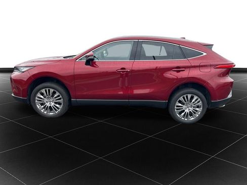 Used 2024 Toyota Venza XLE image 2